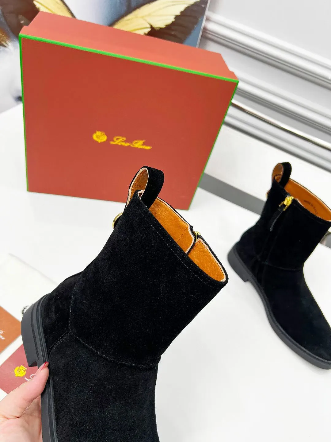 👟👟Ex-factory price 620👟👟 First-layer cow leather, G02 purchasing level WYSIWYG Loro Piana LP 130s new autumn and winter Kilda ankle boots side zipper short boots. This iconic ankle boot is made of waxed cow leather/suede sheepskin material, giving it a rustic and unique retro aesthetic. The casual yet sophisticated style is perfect for urban looks as well as relaxed weekend looks. The sole is Loro Piana non-slip rubber sole. Leather lining, interior zip closure with tonal zip puller at top. Metallic detail at back. Leather ring pull tabs engraved with brand logo One-piece tonal rubber sole Rubber sole with anti-slip LP detail! Upper: Imported calfskin/nubuck leather Inner foot pads: cowhide Sole: Original molded rubber outsole Size: 35-40 (41 is custom-made and cannot be returned or exchanged)